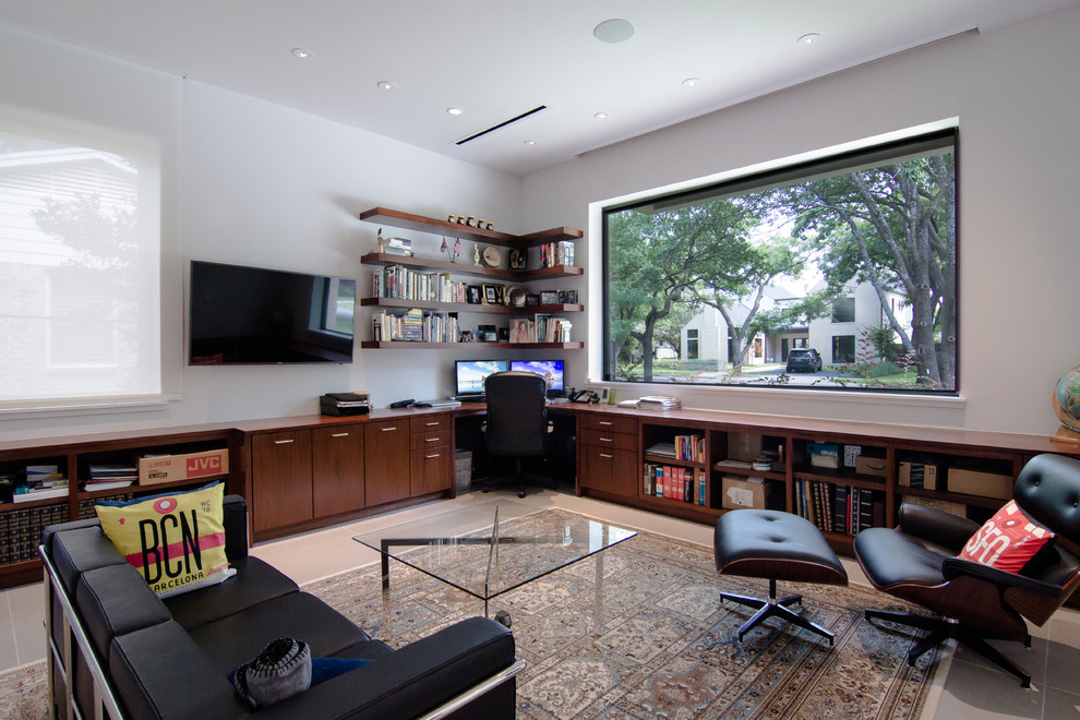 Mittelgroßes Retro Lesezimmer ohne Kamin mit weißer Wandfarbe, Porzellan-Bodenfliesen, Einbau-Schreibtisch und beigem Boden in Dallas