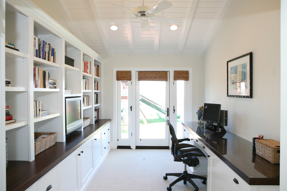 Imagen de despacho clásico de tamaño medio sin chimenea con paredes blancas, escritorio independiente y suelo blanco