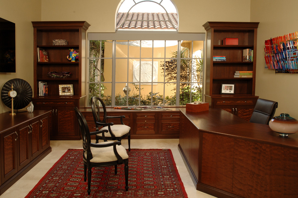 マイアミにある高級な中くらいなトランジショナルスタイルのおしゃれなホームオフィス・書斎 (ベージュの壁、大理石の床、造り付け机) の写真