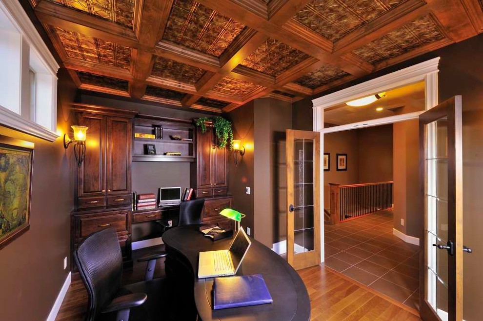 Свежая идея для дизайна: кабинет в классическом стиле с коричневыми стенами, паркетным полом среднего тона и отдельно стоящим рабочим столом - отличное фото интерьера
