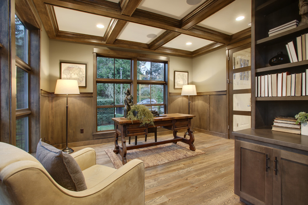 Foto di un ufficio american style con pareti beige e pavimento in legno massello medio