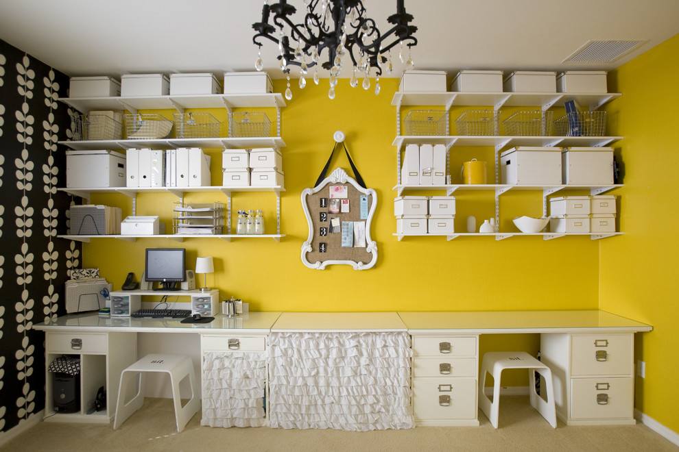 Идея дизайна: кабинет в современном стиле с местом для рукоделия и желтыми стенами
