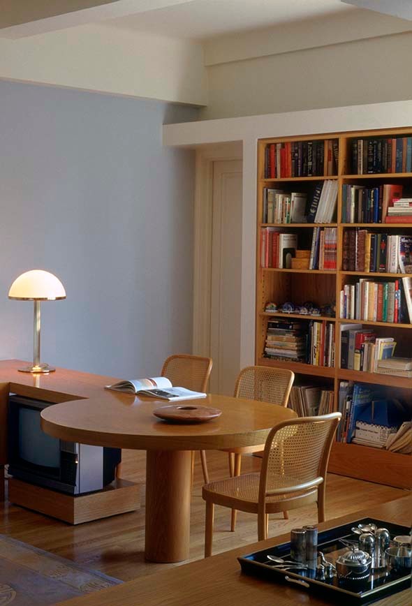 Inspiration för mellanstora moderna arbetsrum, med ett bibliotek, blå väggar och ljust trägolv