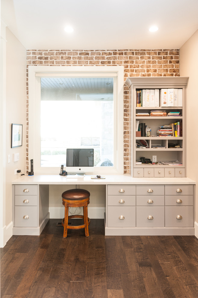 ソルトレイクシティにあるトラディショナルスタイルのおしゃれなホームオフィス・書斎 (濃色無垢フローリング、造り付け机) の写真