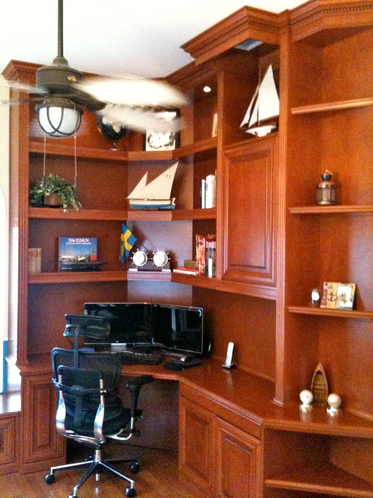 Großes Klassisches Lesezimmer mit beiger Wandfarbe, hellem Holzboden, Einbau-Schreibtisch und braunem Boden in Miami