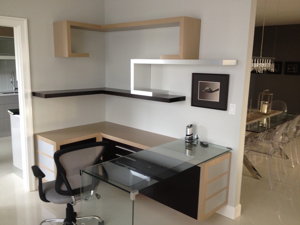 Aménagement d'un petit bureau contemporain avec un mur blanc, un sol en marbre, un bureau intégré et un sol beige.