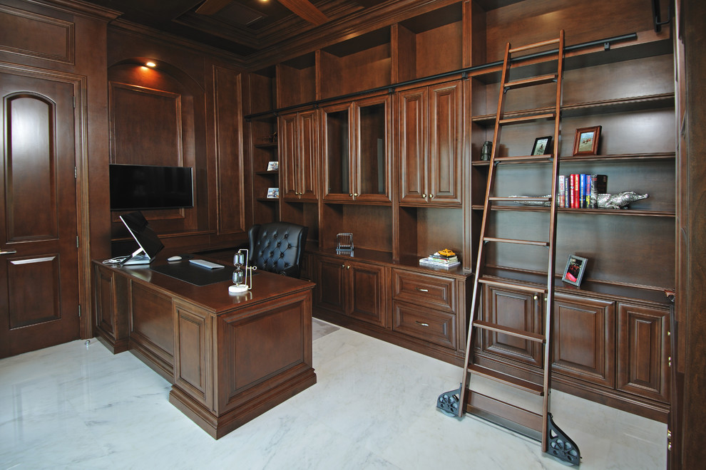 Inspiration pour un grand bureau traditionnel avec un mur marron, un sol en marbre, un bureau intégré et un sol blanc.