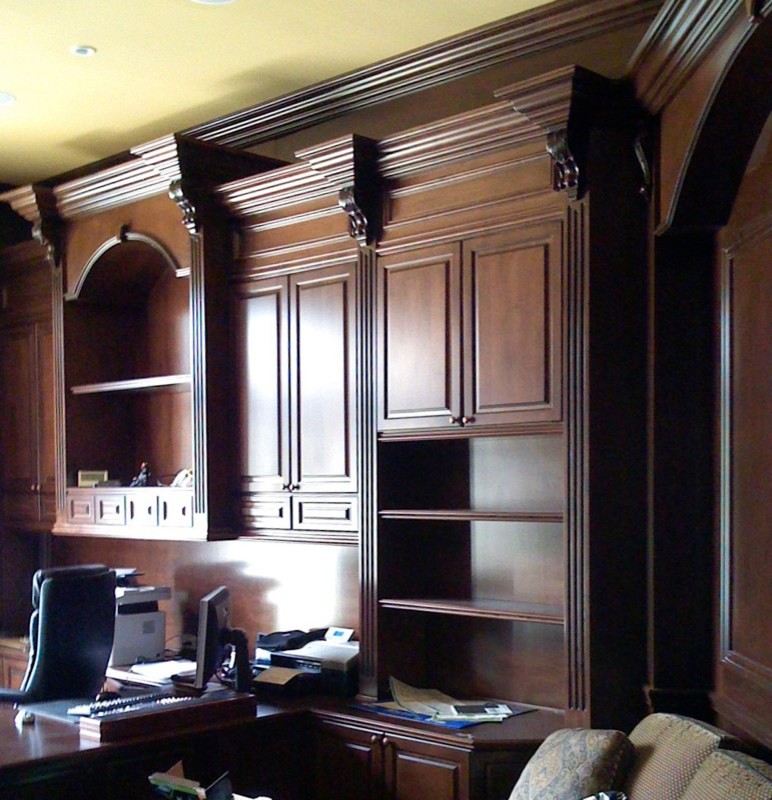 Idéer för ett mellanstort klassiskt hemmabibliotek, med beige väggar, mörkt trägolv, ett fristående skrivbord och brunt golv