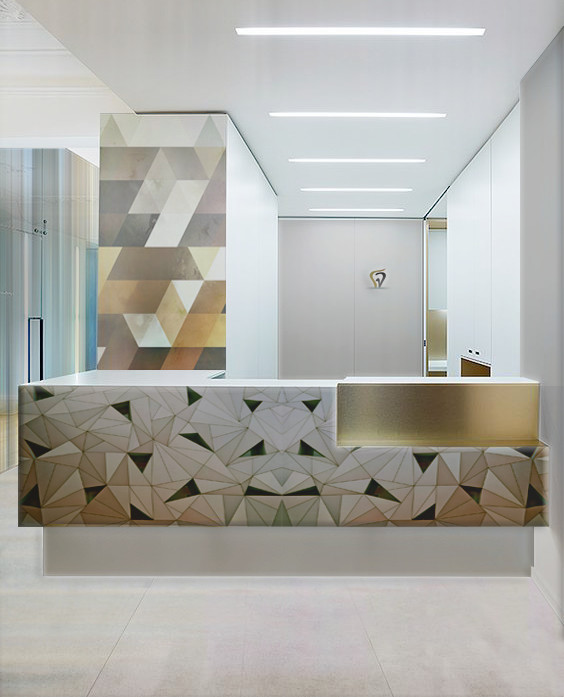 Mittelgroßes Modernes Arbeitszimmer ohne Kamin mit weißer Wandfarbe, Einbau-Schreibtisch, beigem Boden und Kalkstein in Los Angeles