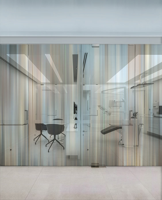 Idéer för ett stort modernt arbetsrum, med vita väggar, beiget golv och kalkstensgolv
