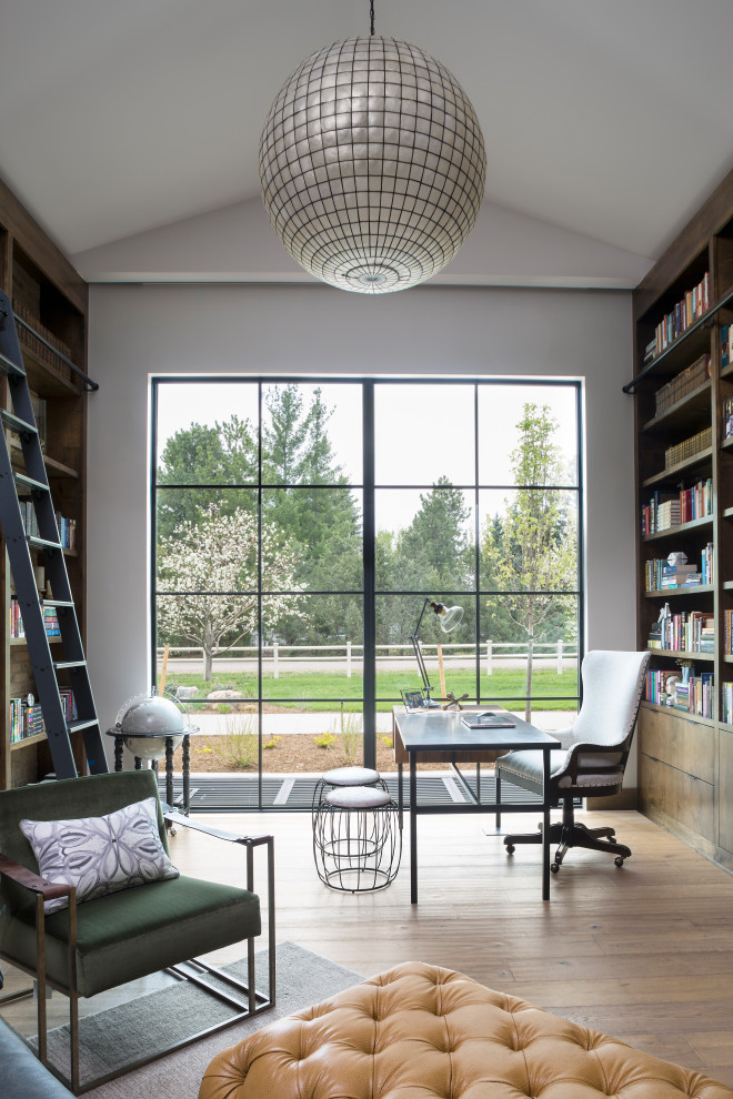デンバーにある広いコンテンポラリースタイルのおしゃれな書斎 (白い壁、無垢フローリング、自立型机、ベージュの床) の写真
