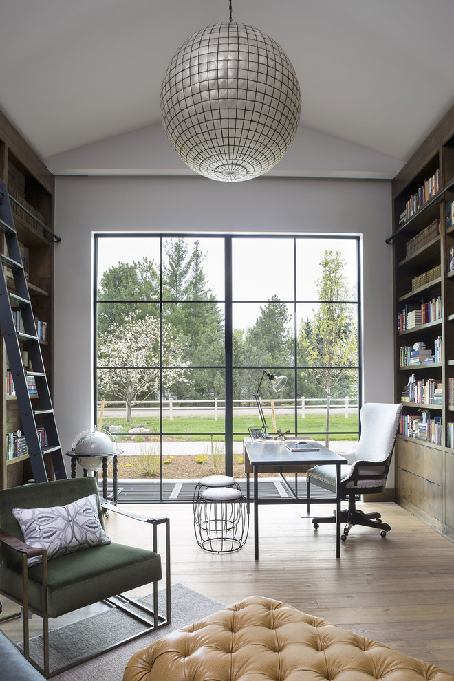 デンバーにあるカントリー風のおしゃれなホームオフィス・書斎 (グレーの壁、淡色無垢フローリング、自立型机、ベージュの床) の写真