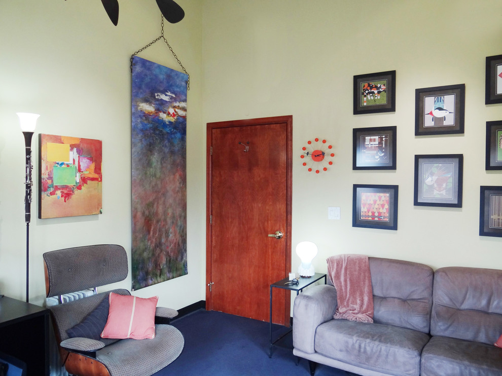 Kleines Eklektisches Arbeitszimmer ohne Kamin mit grüner Wandfarbe und Teppichboden in Denver