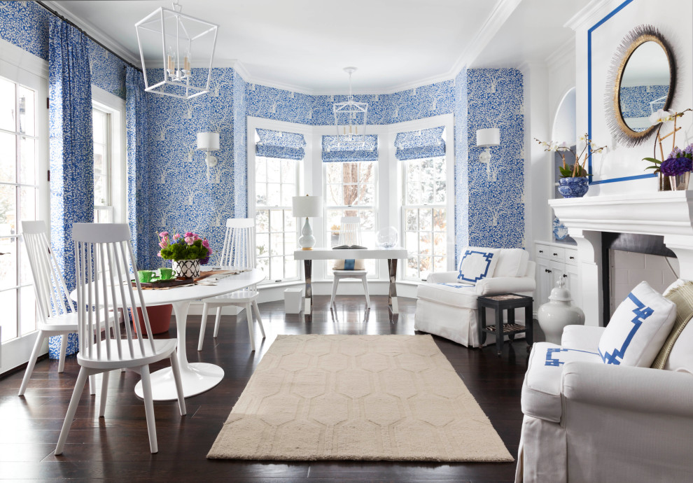 デンバーにある中くらいなトランジショナルスタイルのおしゃれな書斎 (青い壁、濃色無垢フローリング、標準型暖炉、漆喰の暖炉まわり、自立型机、茶色い床、壁紙) の写真