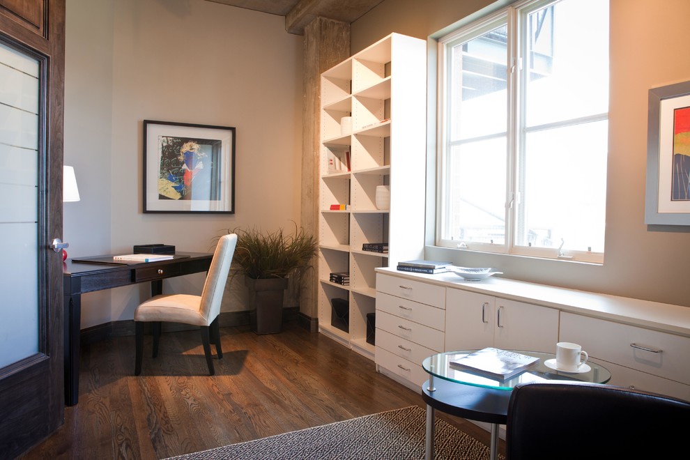 Mittelgroßes Modernes Arbeitszimmer mit grauer Wandfarbe, freistehendem Schreibtisch, Arbeitsplatz, braunem Holzboden und braunem Boden in Denver