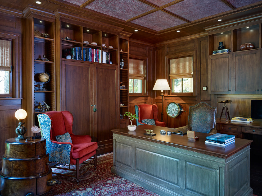 Foto på ett stort medelhavsstil hemmabibliotek, med ett fristående skrivbord