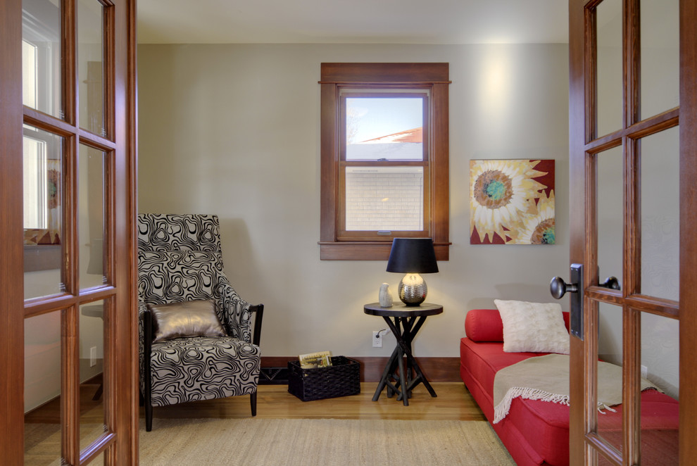 Stilmix Arbeitszimmer ohne Kamin mit beiger Wandfarbe, hellem Holzboden und braunem Boden in Denver