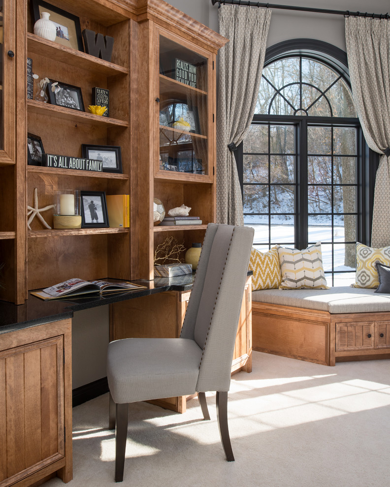 Diseño de despacho clásico con paredes grises, moqueta y escritorio empotrado