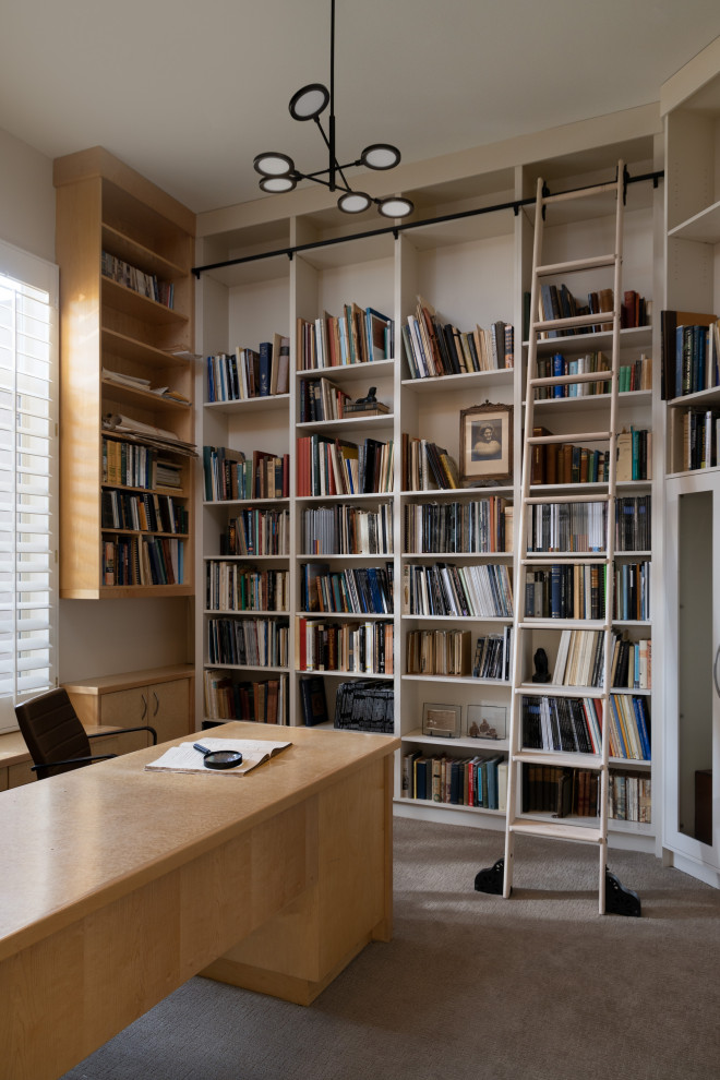 Idéer för att renovera ett funkis arbetsrum, med ett bibliotek, grå väggar, heltäckningsmatta, ett fristående skrivbord och grått golv