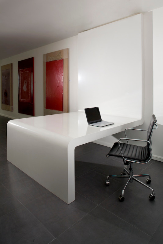 Großes Modernes Arbeitszimmer mit Arbeitsplatz, weißer Wandfarbe, Travertin und freistehendem Schreibtisch in Miami