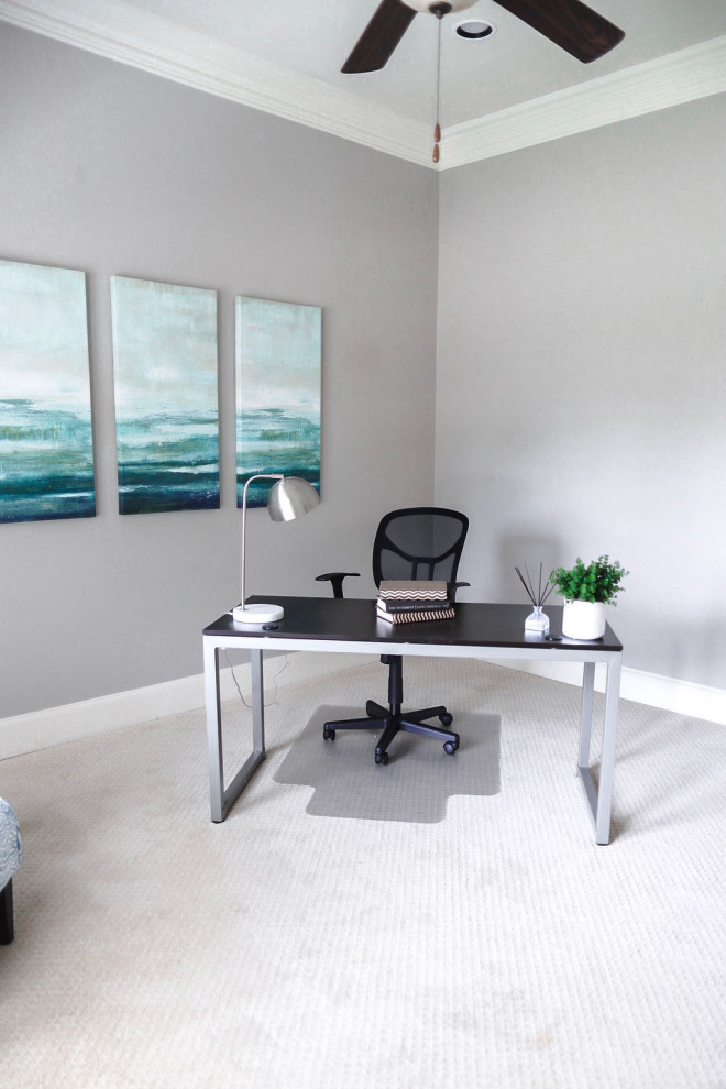 Cette image montre un bureau traditionnel de taille moyenne avec un mur gris, moquette, un bureau indépendant et un sol gris.