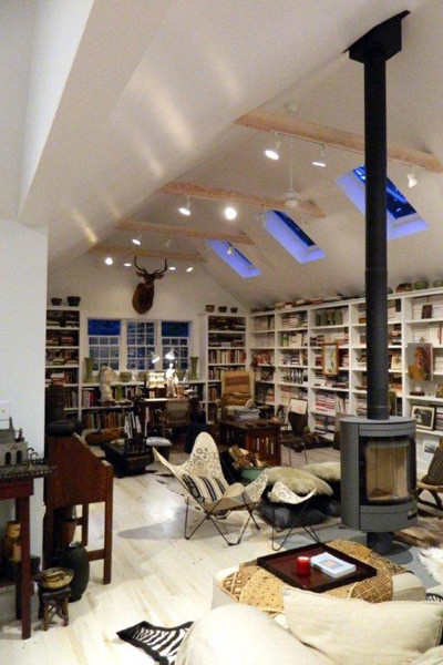 Exempel på ett litet klassiskt arbetsrum, med ett bibliotek och en hängande öppen spis