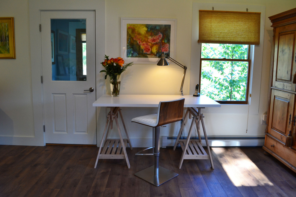 Idéer för ett stort nordiskt hemmastudio, med vita väggar, laminatgolv, ett fristående skrivbord och orange golv