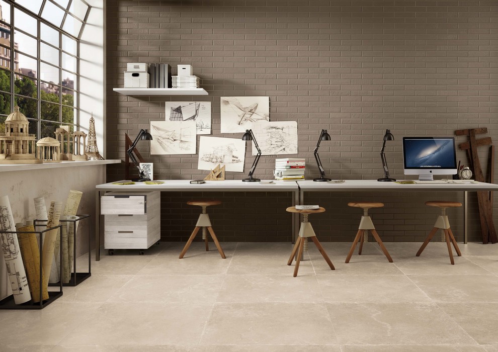 Diseño de estudio actual de tamaño medio con paredes marrones, suelo de baldosas de porcelana, escritorio independiente y suelo beige