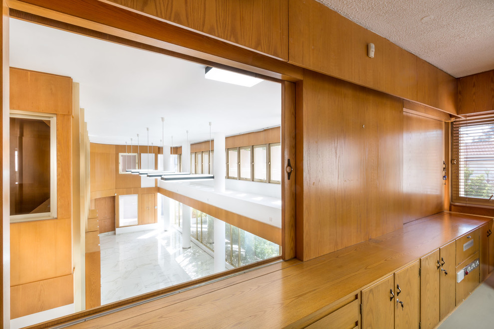Свежая идея для дизайна: большой кабинет в стиле модернизм с белыми стенами и полом из керамической плитки - отличное фото интерьера