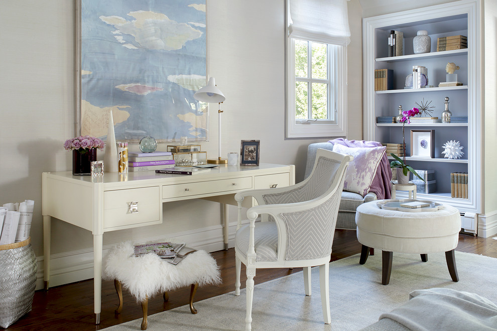 Imagen de despacho tradicional renovado con paredes grises, suelo de madera oscura y escritorio independiente