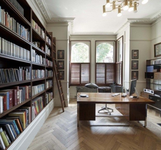 Réalisation d'un petit bureau bohème avec un mur blanc, un sol en bois brun, un bureau indépendant et une bibliothèque ou un coin lecture.