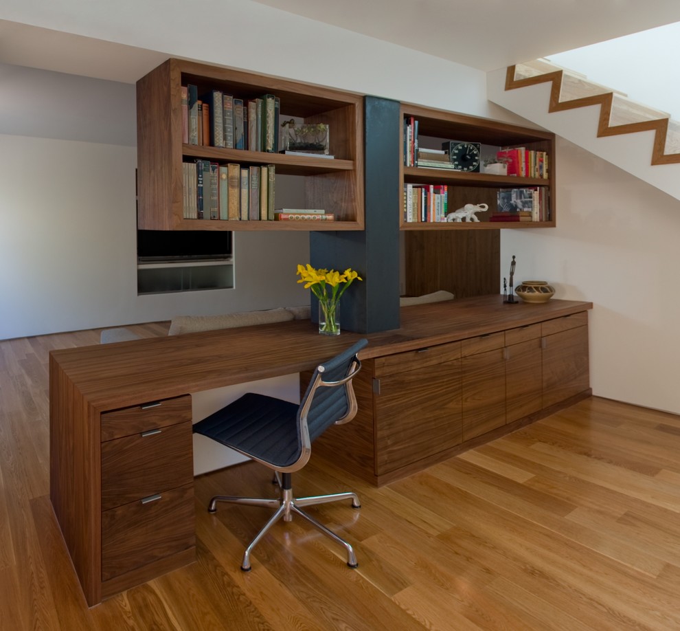 Modernes Arbeitszimmer mit Einbau-Schreibtisch in San Francisco