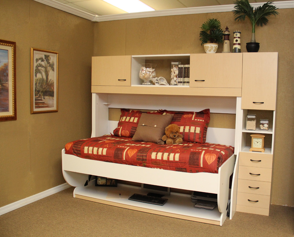 Immagine di una stanza da lavoro classica di medie dimensioni con pareti beige, moquette, nessun camino e scrivania incassata