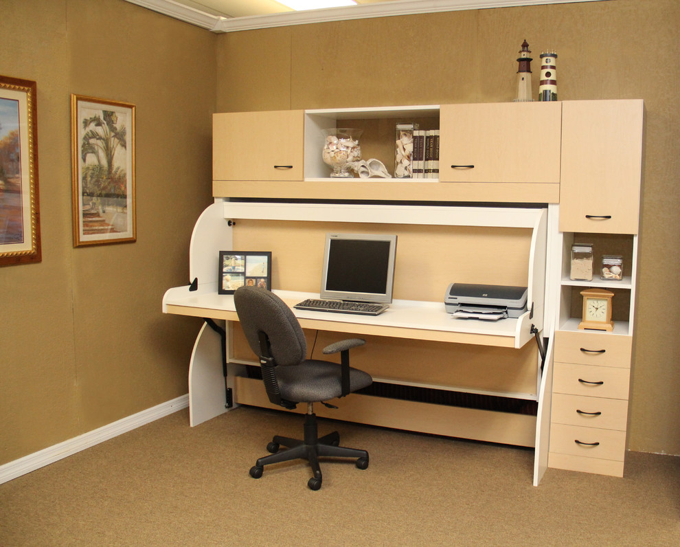 Стильный дизайн: кабинет среднего размера в классическом стиле с бежевыми стенами, ковровым покрытием и встроенным рабочим столом без камина - последний тренд