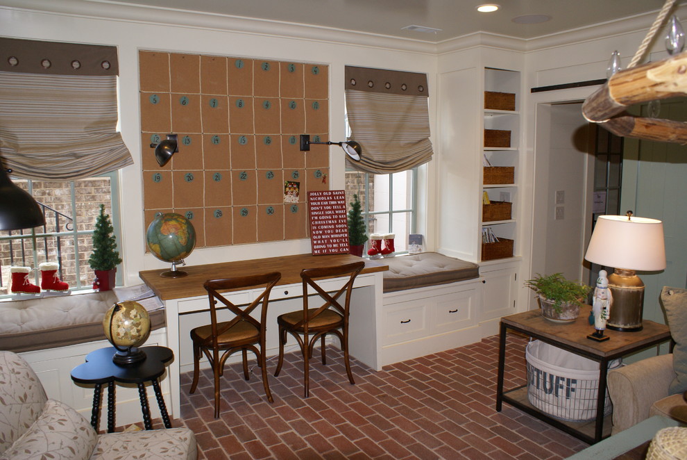 アトランタにあるトラディショナルスタイルのおしゃれなホームオフィス・書斎 (レンガの床) の写真