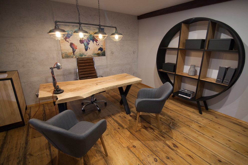 Diseño de despacho de tamaño medio con marco de chimenea de madera