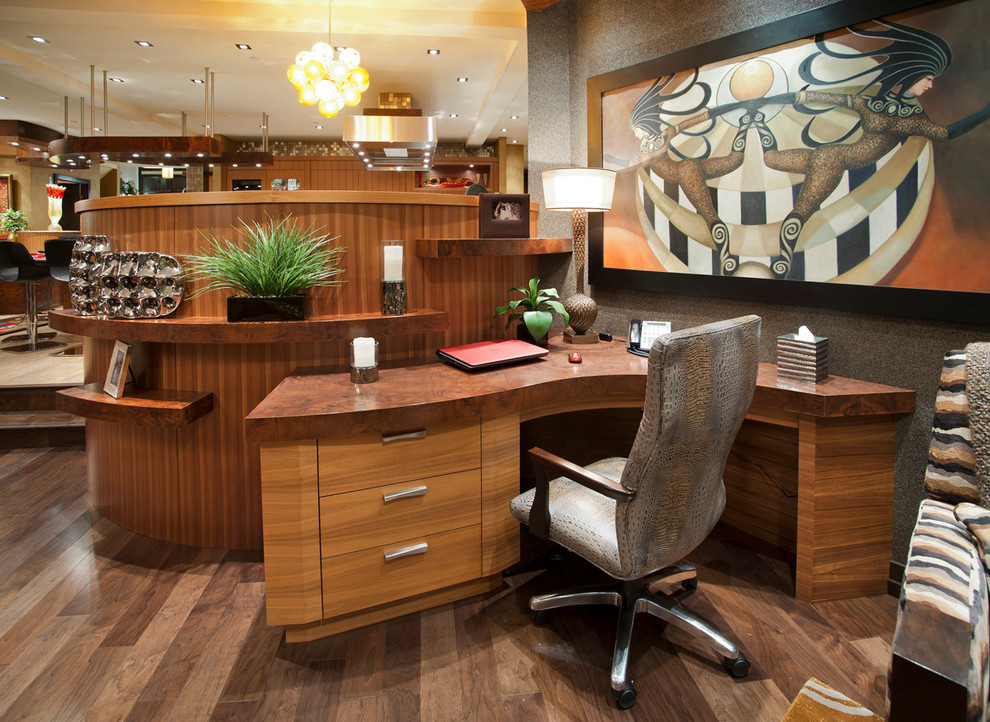 Diseño de despacho actual con suelo de madera oscura y escritorio empotrado