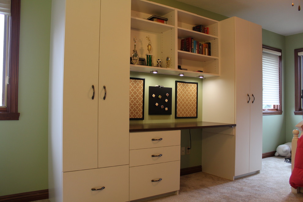 Idéer för att renovera ett mellanstort funkis arbetsrum, med gröna väggar, heltäckningsmatta och ett inbyggt skrivbord