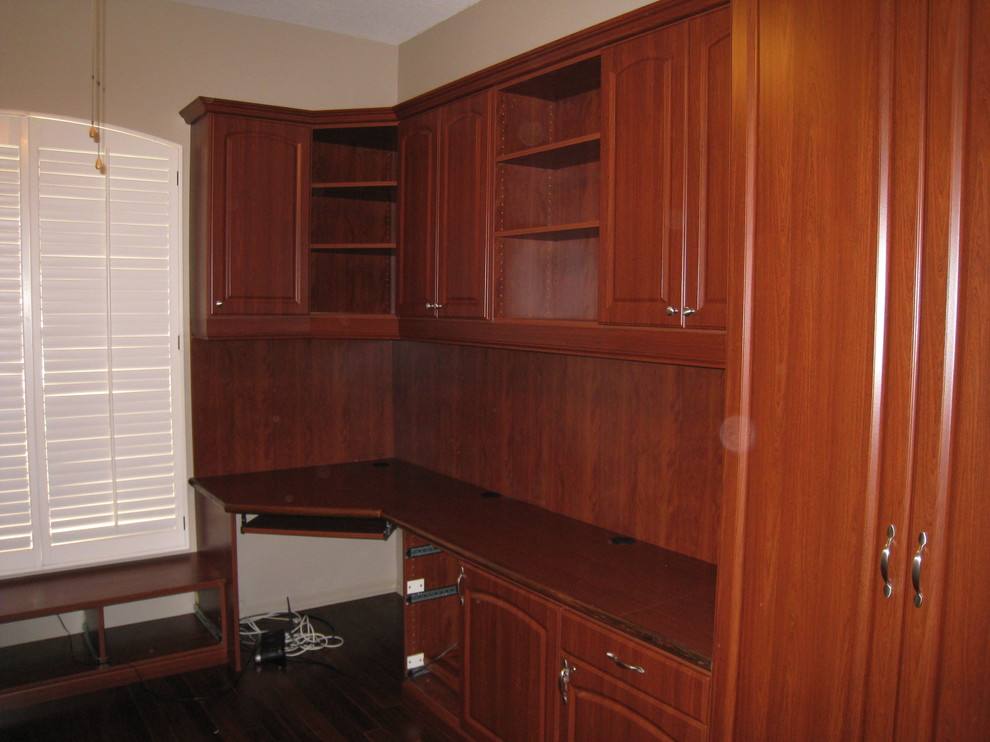 Photo of a traditional home office in Tampa.