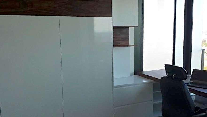 Ispirazione per un ufficio minimalista di medie dimensioni con pareti bianche, moquette e scrivania incassata