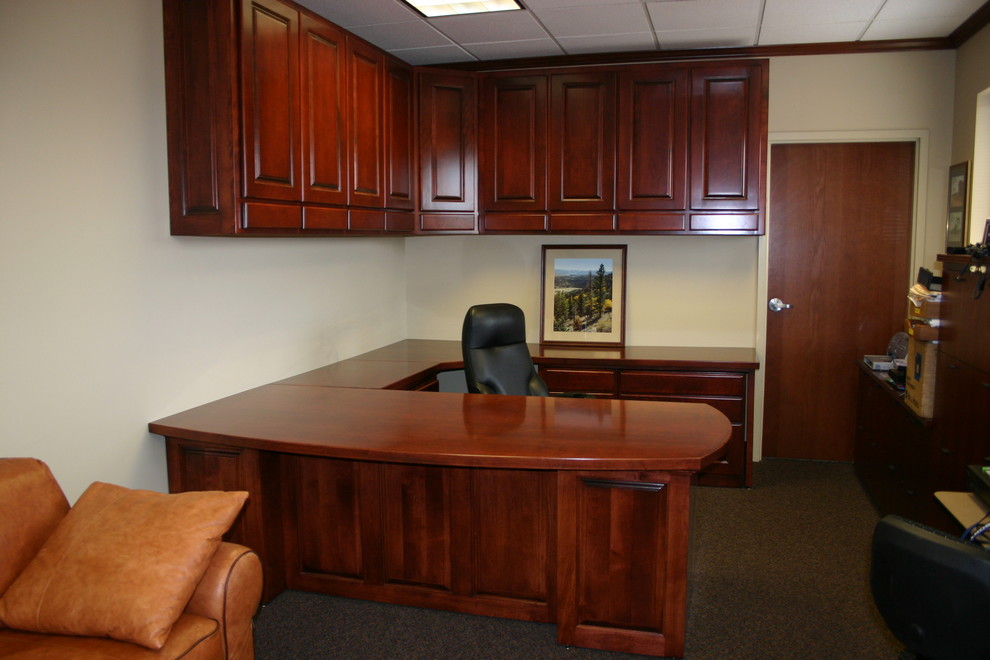 Modelo de despacho clásico grande con escritorio independiente