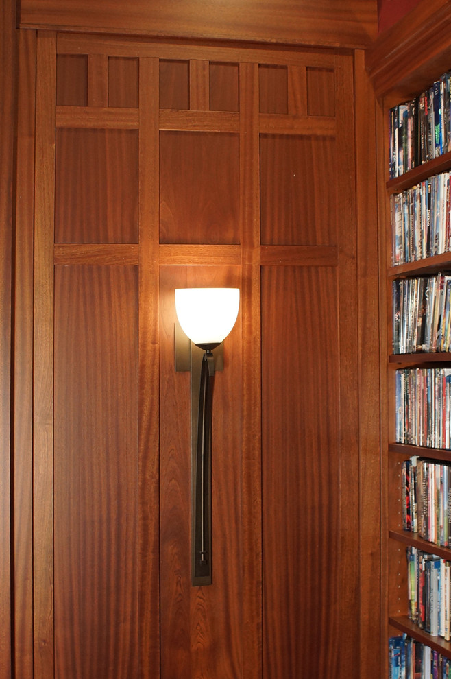 Foto di uno studio stile americano di medie dimensioni con libreria, pareti bianche e parquet scuro