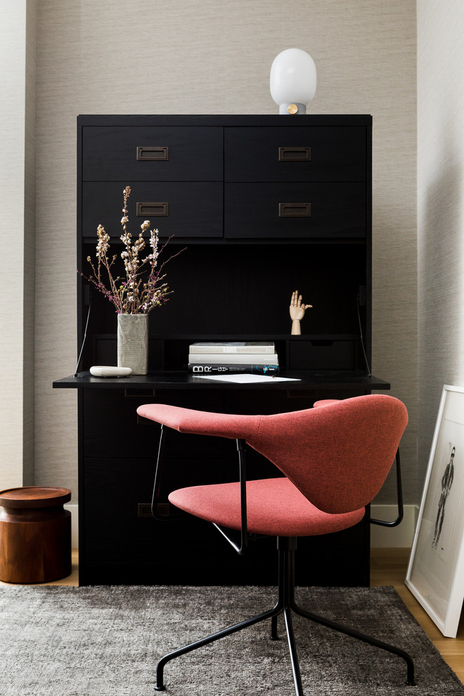 Imagen de despacho actual con paredes beige, suelo de madera en tonos medios, escritorio independiente y suelo gris