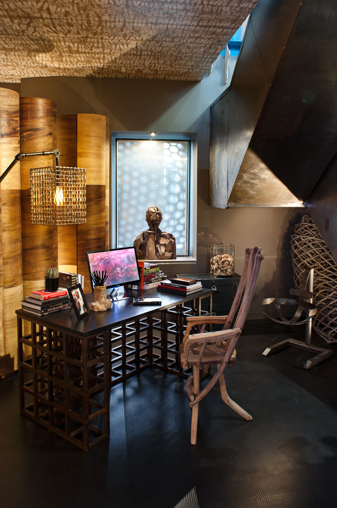 Idéer för rustika arbetsrum, med bruna väggar och ett fristående skrivbord