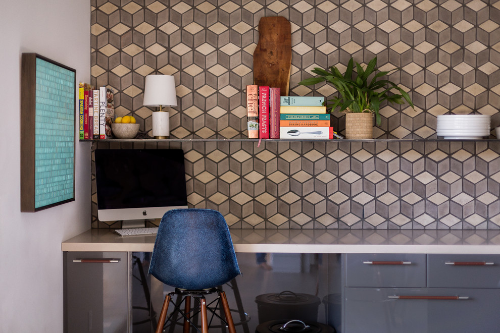 Стильный дизайн: рабочее место среднего размера в стиле ретро с серыми стенами и встроенным рабочим столом - последний тренд
