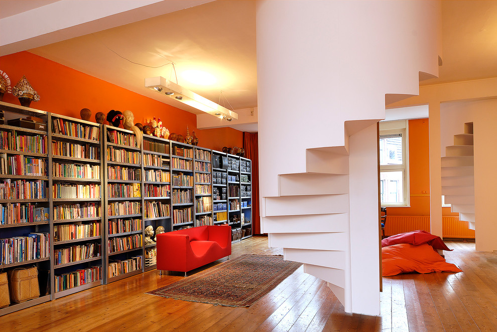 Свежая идея для дизайна: кабинет в современном стиле с оранжевыми стенами - отличное фото интерьера