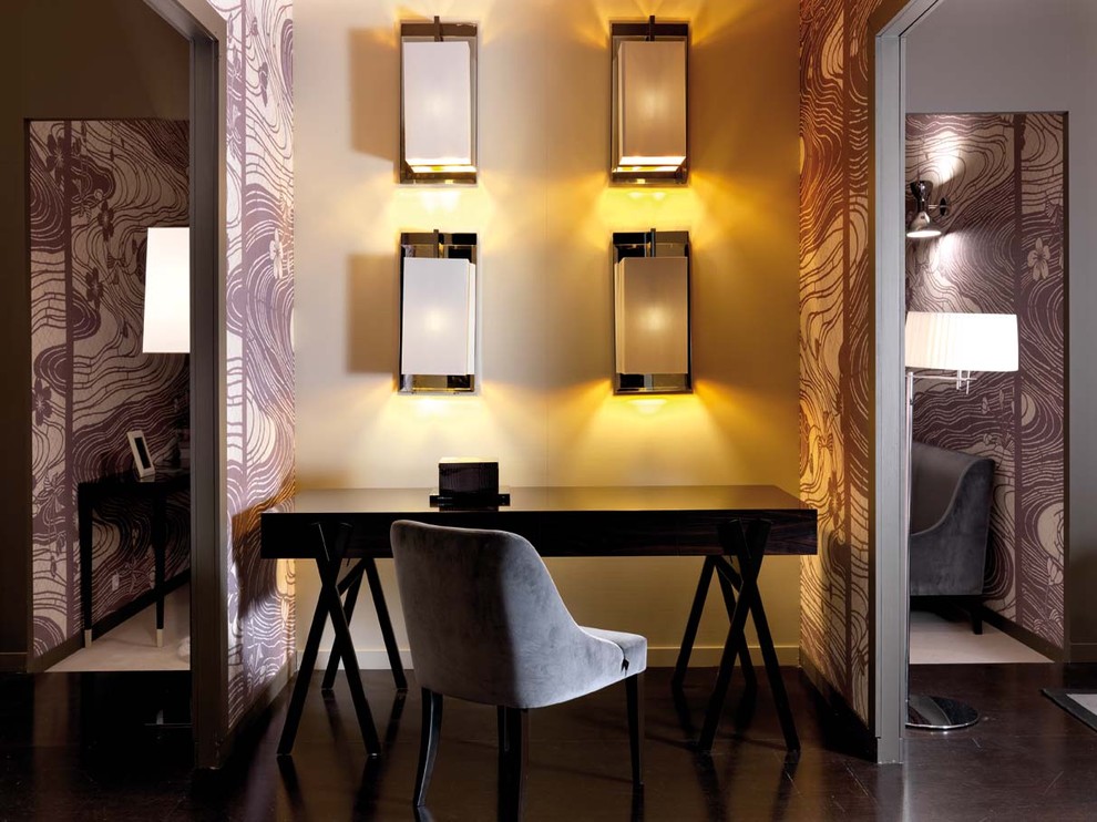 Inspiration pour un bureau design avec un mur beige, parquet foncé et un bureau indépendant.