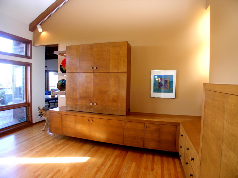 Exempel på ett mellanstort modernt arbetsrum, med gula väggar, ljust trägolv och ett inbyggt skrivbord