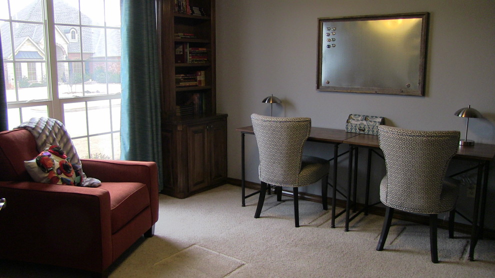 オクラホマシティにあるトランジショナルスタイルのおしゃれなホームオフィス・書斎の写真