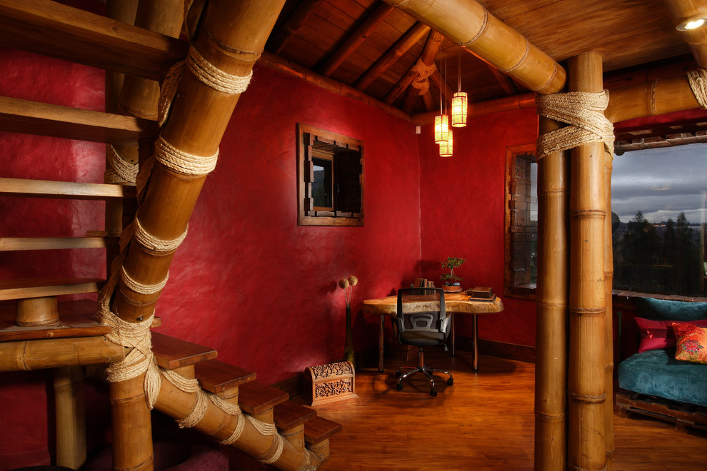 Пример оригинального дизайна: кабинет в стиле фьюжн с красными стенами